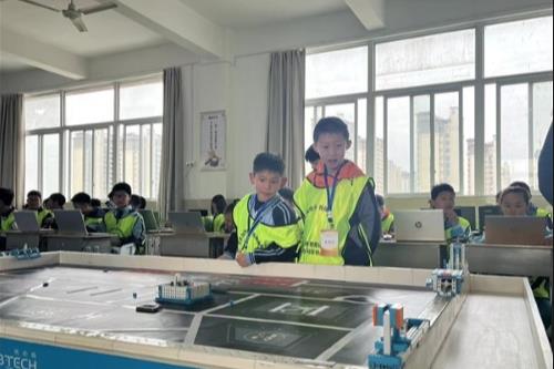 2024年安徽省安庆市中小学机器人创客竞赛活动举办