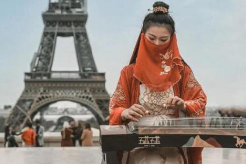 法国街头，“古筝女孩”展现中国传统文化之美