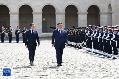 习近平出席法国总统马克龙举行的欢迎仪式