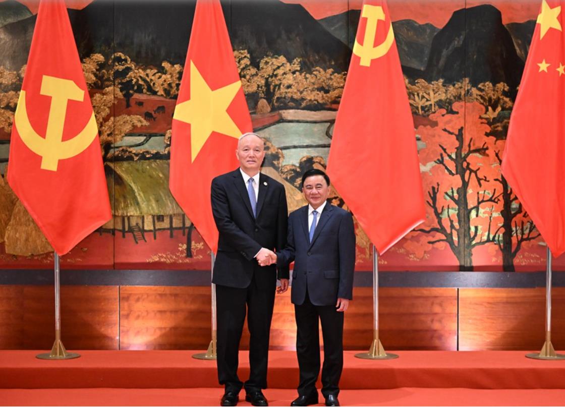 蔡奇同越共中央书记处常务书记陈锦绣举行会谈