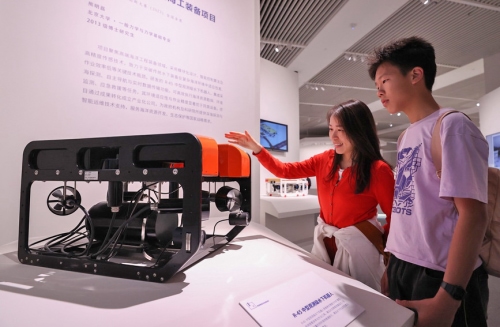 “全国大学生创新成果展”在中国国家博物馆举行