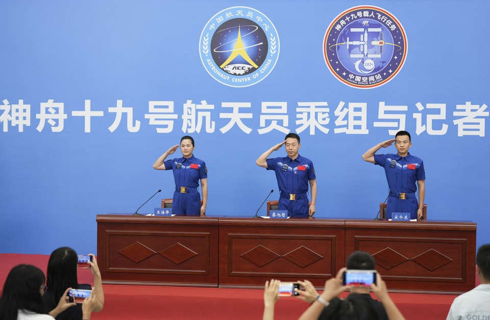 神十九航天员太空归来后首次公开亮相