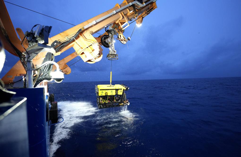 我国自主研制的6000米级深海无人遥控潜水器“海琴”号在南海成功海试