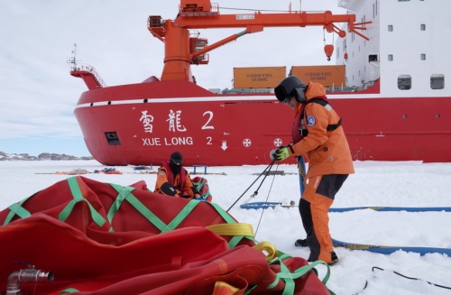 “雪龙2”号首次参与中山站燃油补给