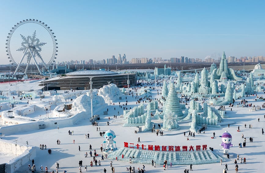 黑龙江哈尔滨：冰雪大世界游人如织
