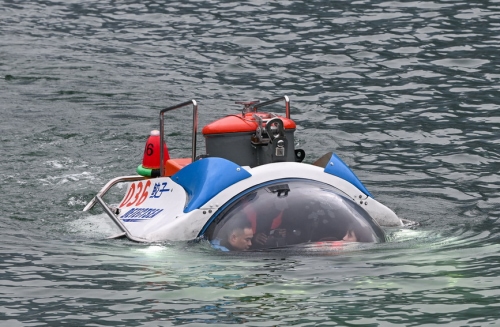 重庆造载人观光潜水器进行交付前测试