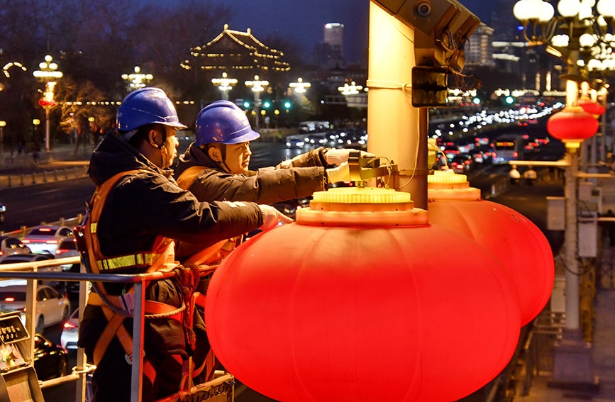 北京：大红灯笼装点长安街