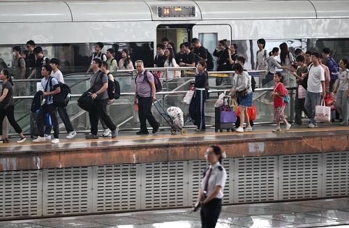 全国铁路迎来清明假期返程客流高峰