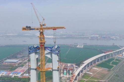 中交路建张靖皋长江大桥南航道桥北主塔主索鞍全部吊装完成