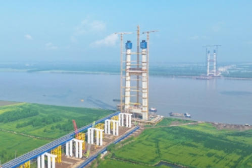 湖北汉南长江大桥南岸主塔中横梁混凝土浇筑顺利完成