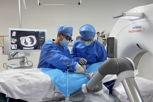 一针直达16厘米深病灶：横琴首例机器人肺穿刺手术见证琴澳医疗一体化发展