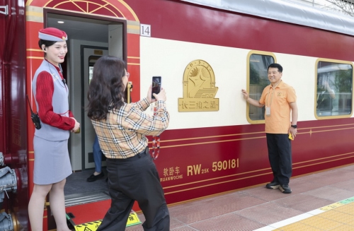 “长三角之星”舒适型旅游列车从上海首发