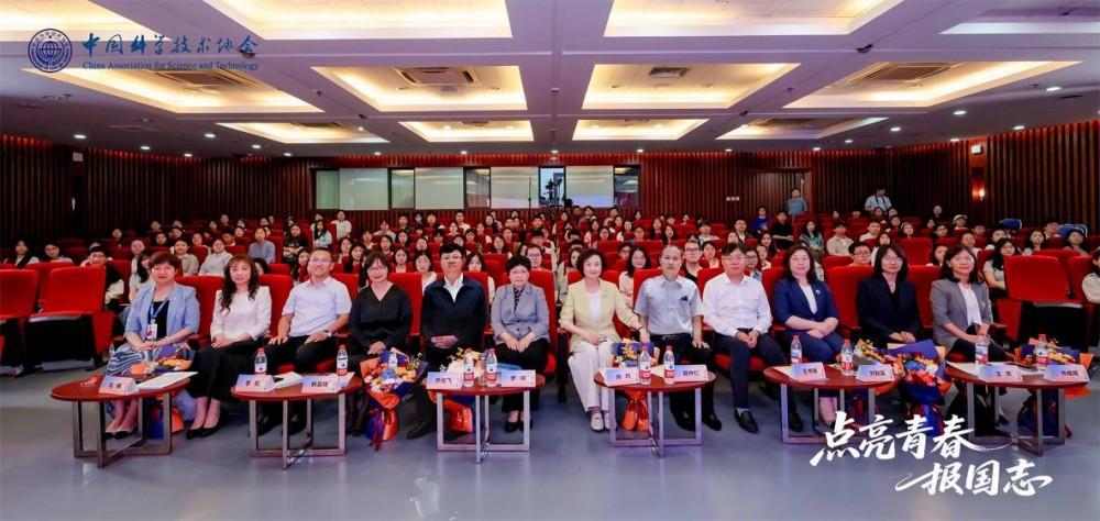 点亮青春报国志 女科学家进校园