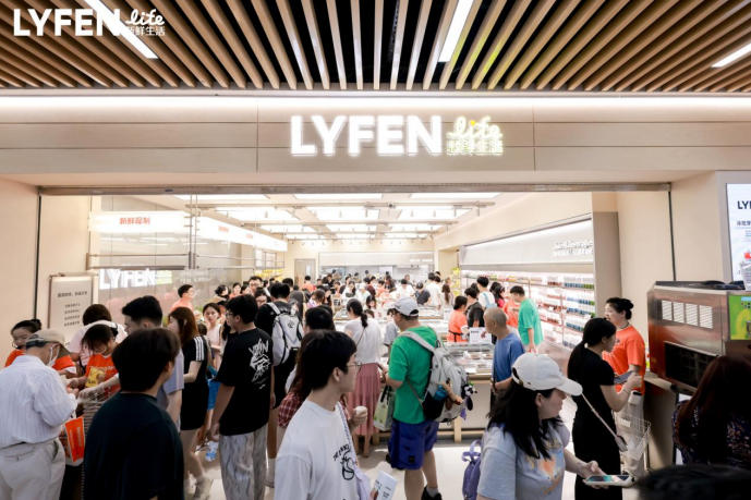 来伊份全球首店落地：新鲜零食战略再升级，轻资产转型打开增长新空间